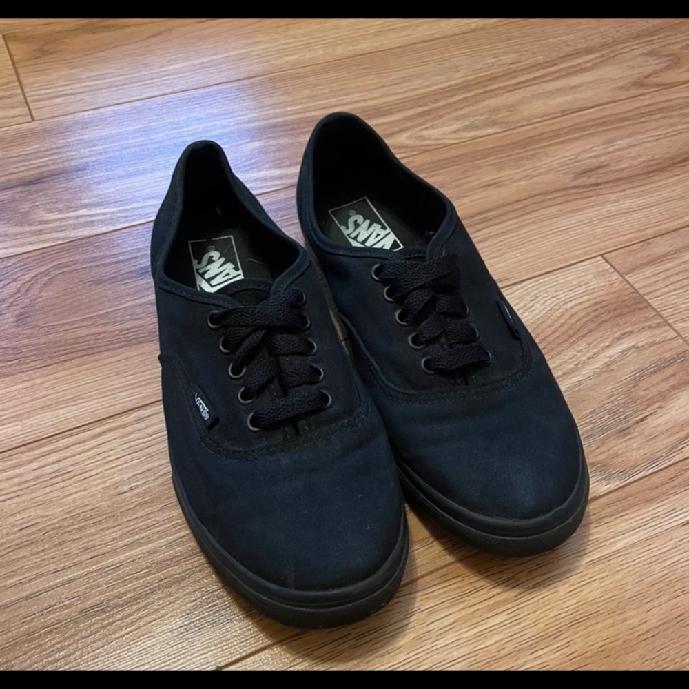 All black Vans sneaker 🖤
